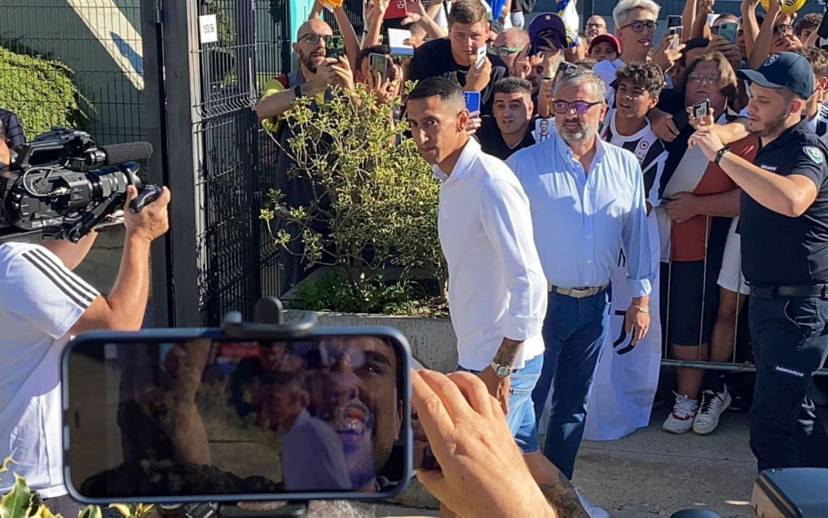 Di Maria stigao na ljekarske preglede, iznenadio se kada je vidio da ga čekaju navijači Di Maria stigao na ljekarske preglede, iznenadio se kada je vidio da ga čekaju navijači