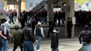 Pakao pred derbi: Maskirani huligani krenuli u napad, policija tukla pendrecima!