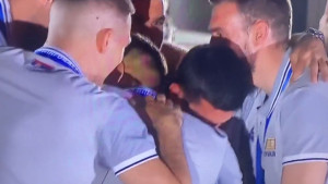 Košarkaši Srbije kao tjelohranitelji: Đoković se potpuno slomio, nikad nije viđen u ovakvom stanju!