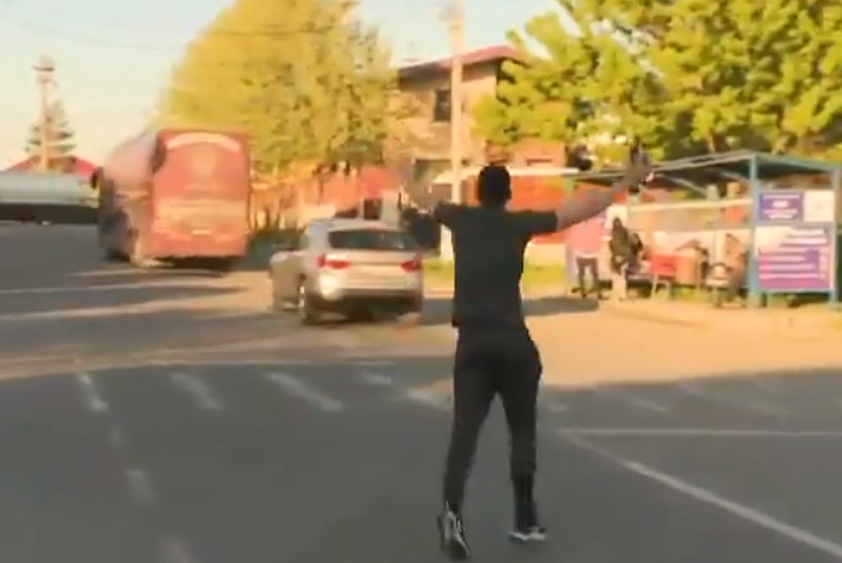 Urnebesan video: Zaboravljeni igrač trčao za autobusom