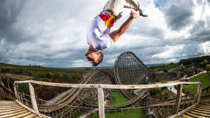 Jason Paul izvodio akrobacije na džinovskom drvenom rollercoasteru