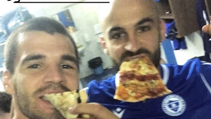 Kako se slavi u svlačionici Plavih? Pizza ispred svega...
