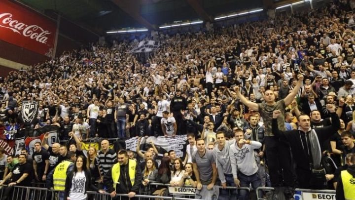 Navijači Partizana gađali jajima navijače Zvezde