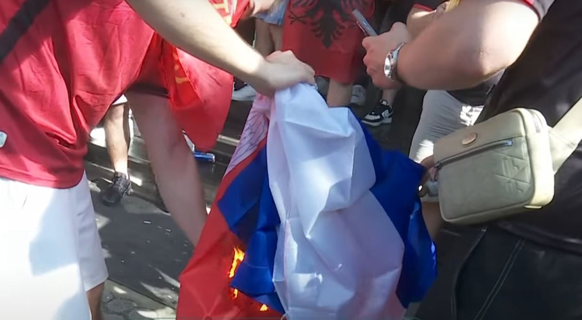Zapaljena zastava Srbije u Tirani, uslijedila je nevjerovatna reakcija Albanaca Zapaljena zastava Srbije u Tirani, uslijedila je nevjerovatna reakcija Albanaca