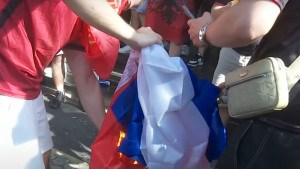 Zapaljena zastava Srbije u Tirani, uslijedila je nevjerovatna reakcija Albanaca