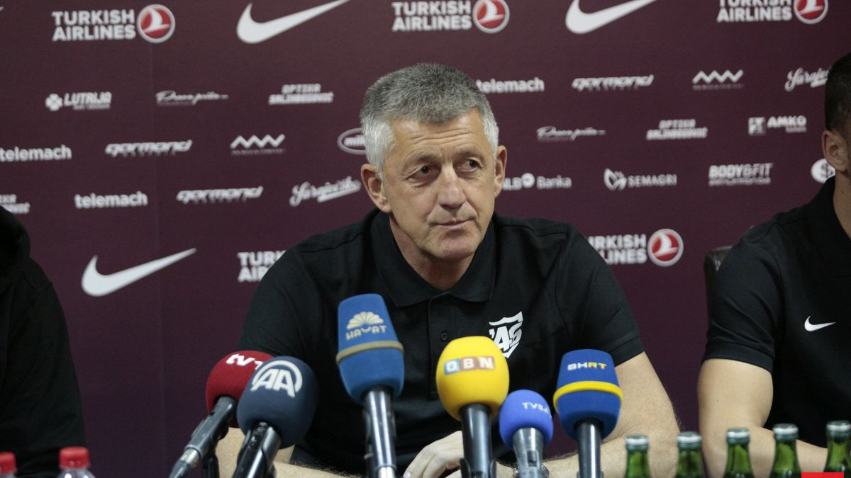"Meni su skandirali prošli derbi da odlazim, a Odoviću to još ne govore" "Meni su skandirali prošli derbi da odlazim, a Odoviću to još ne govore"