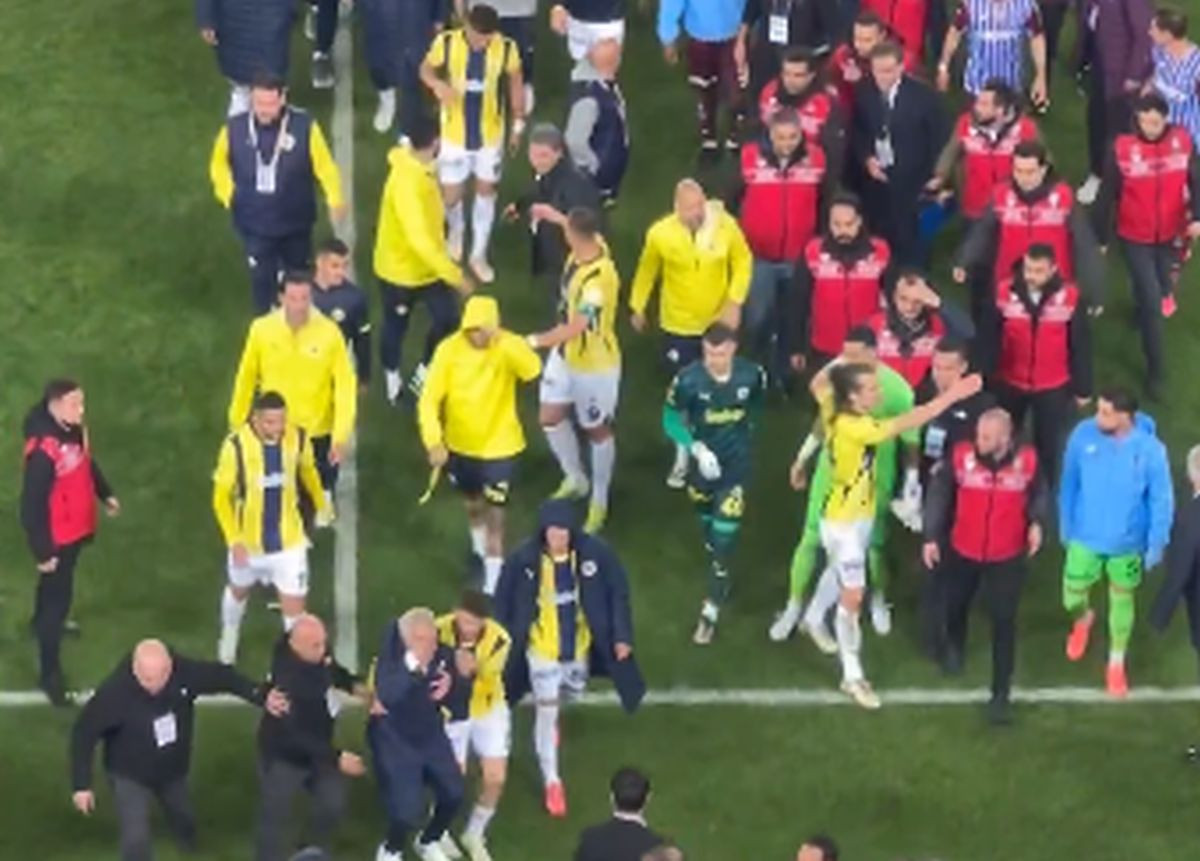 Nevjerovatne scene u Trabzonu: Mourinho i Livaković u centru pažnje, Portugalca jedva obuzdali