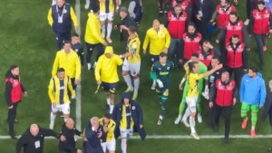 Nevjerovatne scene u Trabzonu: Mourinho i Livaković u centru pažnje, Portugalca jedva obuzdali