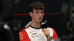 Nasljednik Lewisa Hamiltona otkrio o čemu zaista razgovara s Ferrarijem