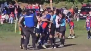 Sve se desilo na centru terena: Fudbaler brutalno udario sudiju glavom, izbio mu je i zube