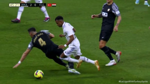 Kažu da Barcelona plaća sudije, ali penal koji je sinoć dosuđen za Real Madrid je sve pokazao