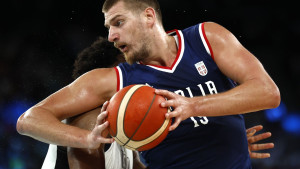 Amerika priča o onome što je brutalni Nikola Jokić sinoć uradio Stephu Curryju!