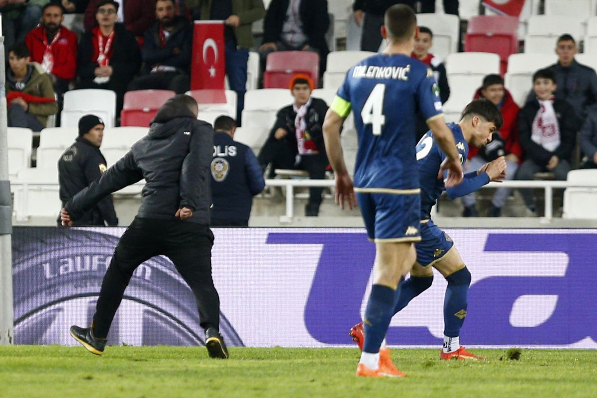 Šta se dešava s Turcima? Jedan je uletio u teren i pretukao igrača Fiorentine 