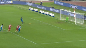 Milan dobio penal u Rimu i došao do vodstva, igrači Rome ironično aplaudirali sudiji