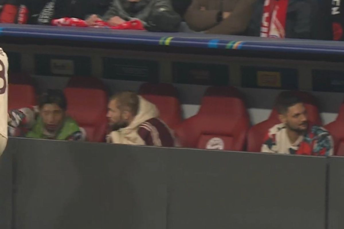 Nevjerovatna scena u Minhenu: Iz publike završio na klupi Bayerna, razlog je Manuel Neuer Nevjerovatna scena u Minhenu: Iz publike završio na klupi Bayerna, razlog je Manuel Neuer