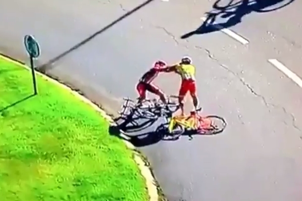 Tuča dvojice biciklista nakon prolaska kroz ciljnu ravninu