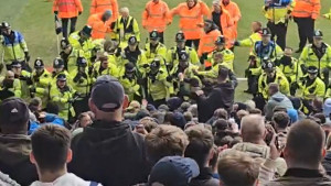 Evropa u nevjerici gleda haos iz Engleske: Utakmica prekinuta, navijači krvavi, policija na terenu