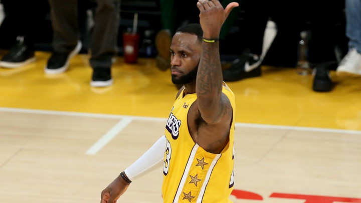 LBJ i Davis lagano sredili Sunse