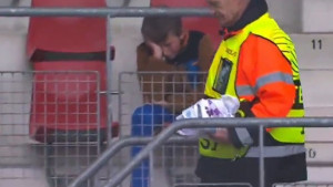 Nevjerovatno je šta je redar uradio dječaku prije meča AZ - Aston Villa