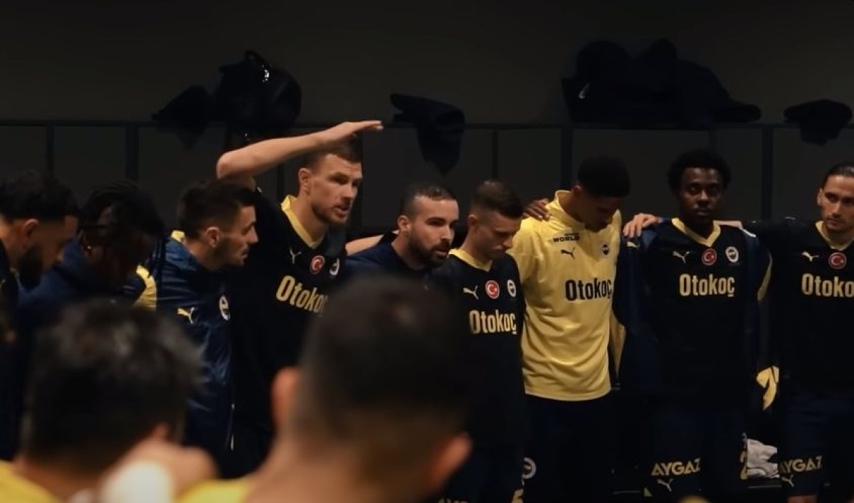 Igrači Fenerbahčea se zagrlili, a onda je Edin Džeko svima pokazao ko je gazda u svlačionici! Igrači Fenerbahčea se zagrlili, a onda je Edin Džeko svima pokazao ko je gazda u svlačionici!