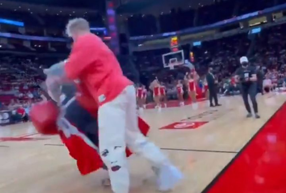 Kontroverzni YouTuber nokautirao maskotu Houston Rocketsa na NBA utakmici Kontroverzni YouTuber nokautirao maskotu Houston Rocketsa na NBA utakmici
