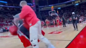 Kontroverzni YouTuber nokautirao maskotu Houston Rocketsa na NBA utakmici