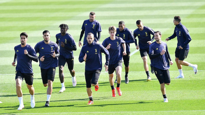 Pirlo ga na sve načine pokušava otjerati, ali on ne želi da ide