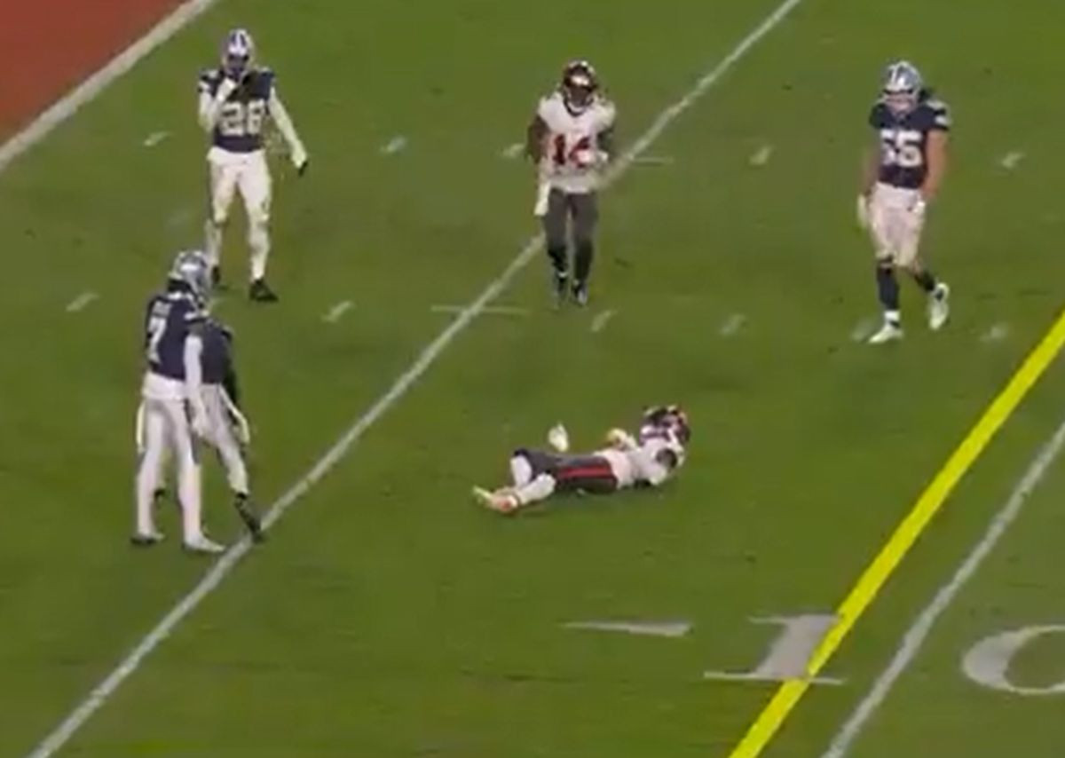 Žestok nokaut u NFL-u: Igrač nakon pretrpljenog udarca pokušavao ustati sa poda, ali bezuspješno
