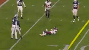 Žestok nokaut u NFL-u: Igrač nakon pretrpljenog udarca pokušavao ustati sa poda, ali bezuspješno