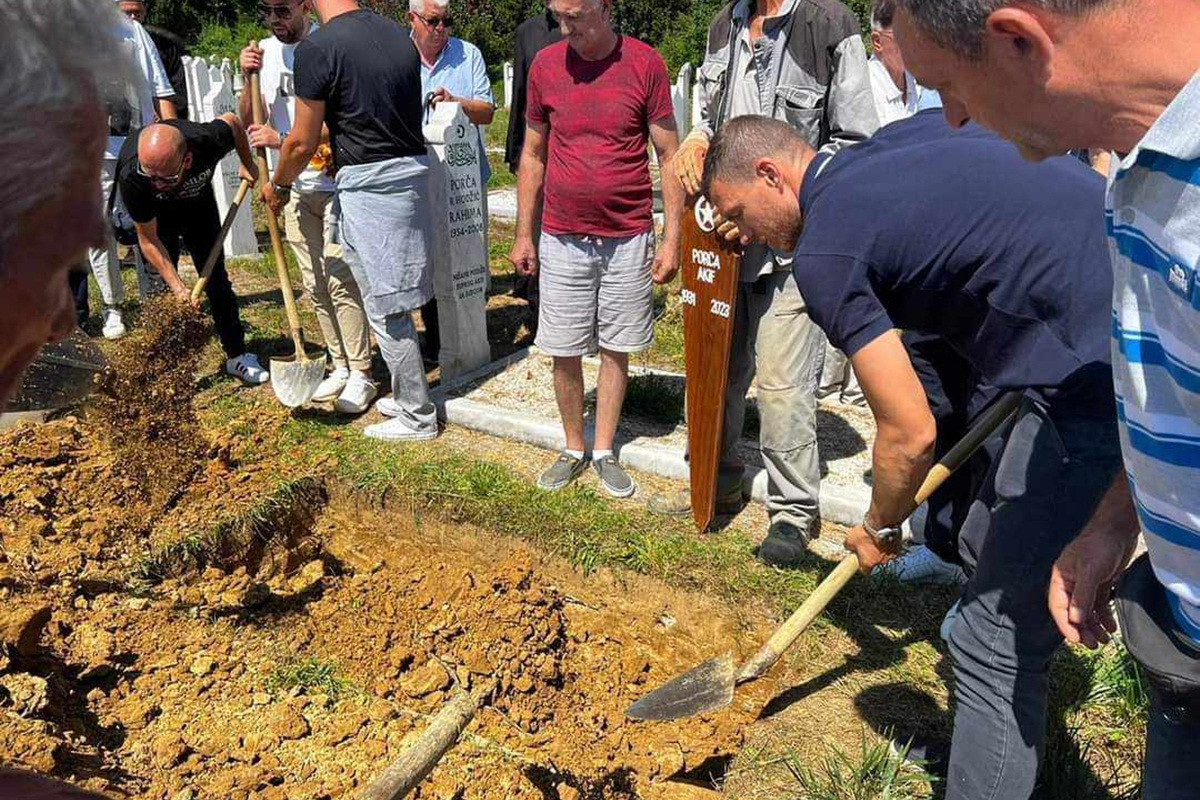 Tužan dan u porodici Džeko: Edin ukopao svog dedu Akifa Tužan dan u porodici Džeko: Edin ukopao svog dedu Akifa