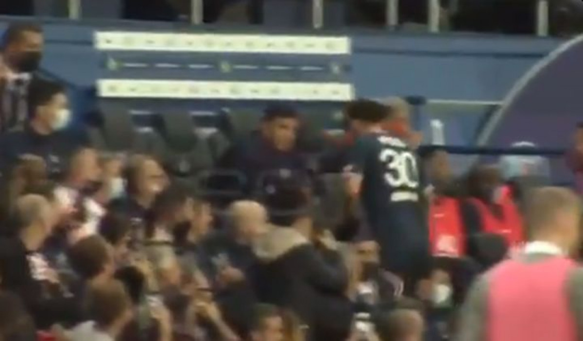Ni igrači na klupi PSG-a nisu mogli da vjeruju da Messi izlazi iz igre
