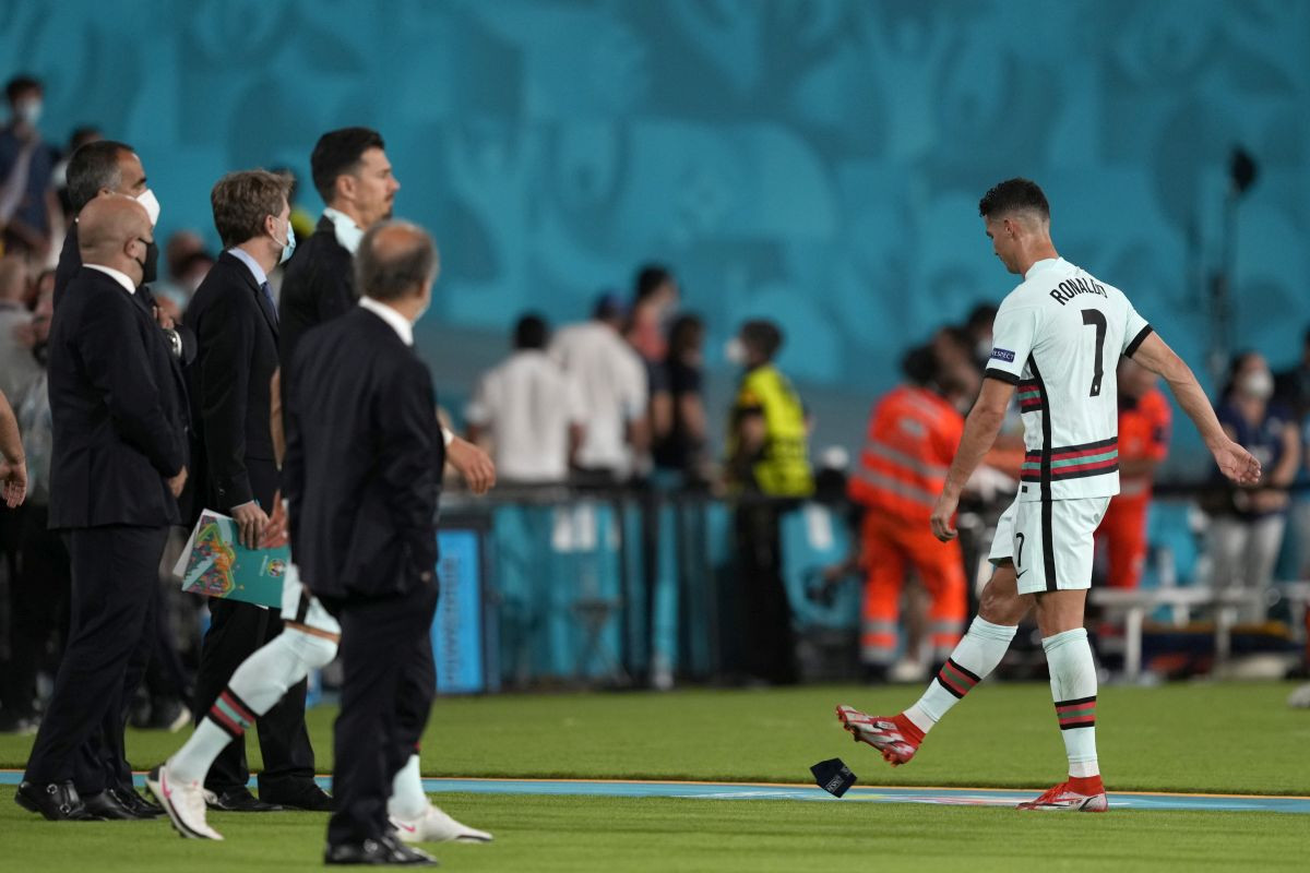 Ronaldo naljutio javnost šutiranjem kapitenske trake, a onda se oglasio