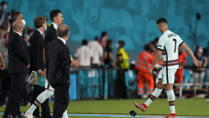 Ronaldo naljutio javnost šutiranjem kapitenske trake, a onda se oglasio