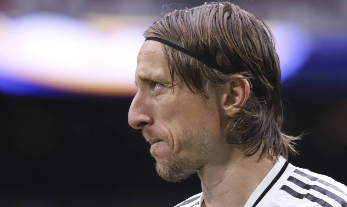 Modrić je ostao sam na pustom Bernabeuu, došao je Perez i pred njega stavio bogatstvo, a Hrvat je... Modrić je ostao sam na pustom Bernabeuu, došao je Perez i pred njega stavio bogatstvo, a Hrvat je...