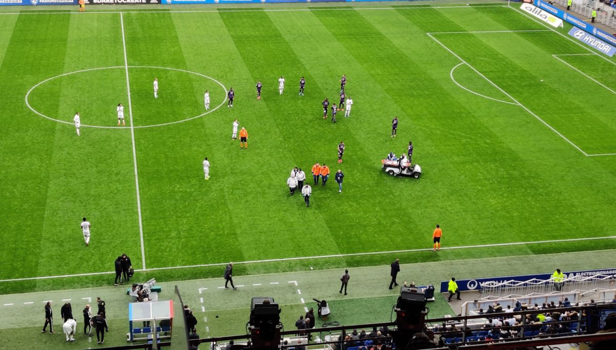 Strah i muk na Groupama stadionu: Igrač Lyona se usred akcije srušio na teren 