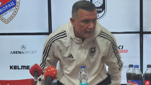 Zekić na kraju press konferencije krenuo da ustane sa stolice, pa pokazao kakav je gospodin