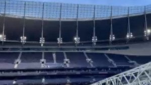 Opet su predmet sprdnje: Uložili preko milijardu funti u stadion, a vjetar mu pomjera krov