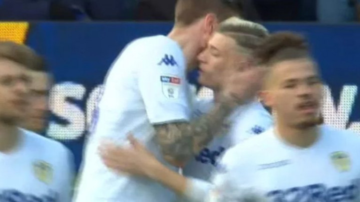 Leedsov Makedonac burno reagovao kada ga je saigrač poljubio