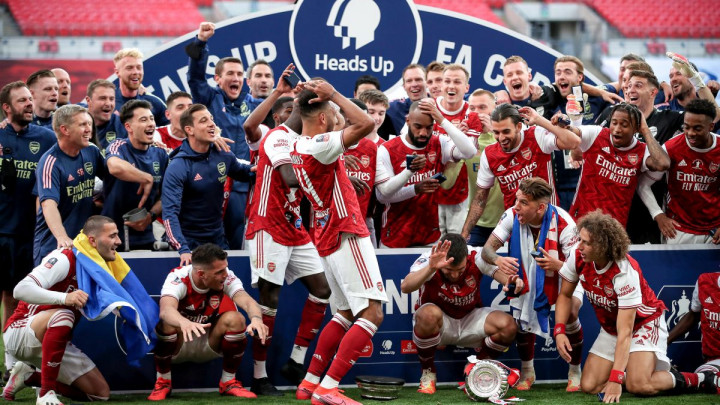 Kolašinac slavio sa zastavom BiH, igračima Arsenala ispao trofej FA Cupa