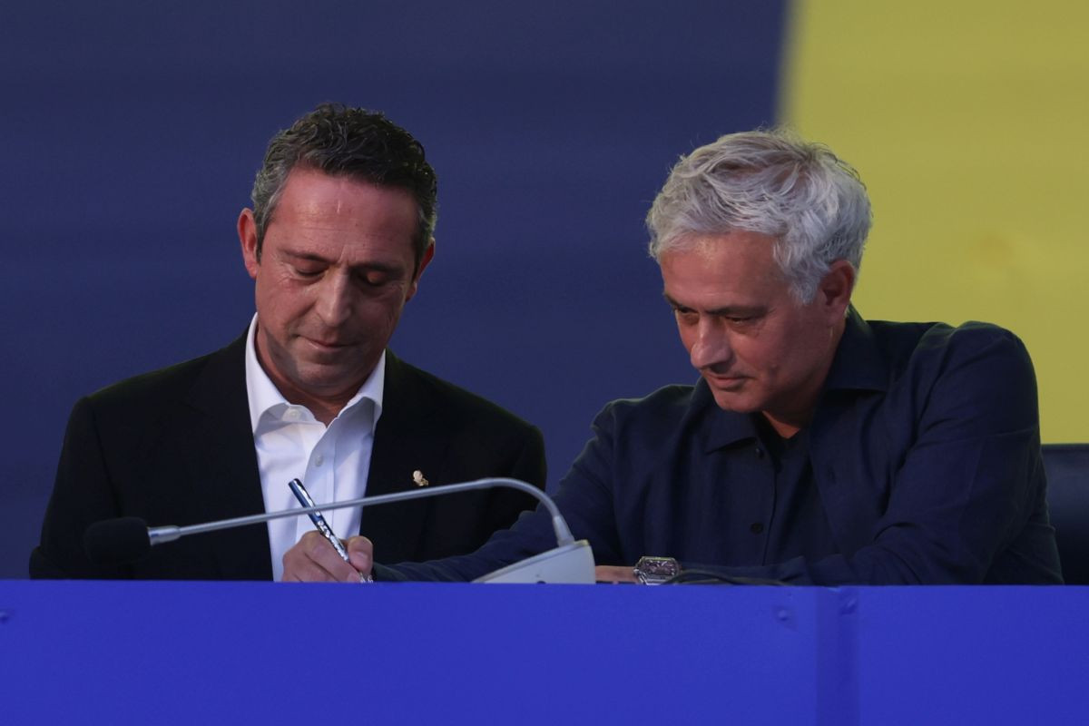 Jose Mourinho od Fenera zatražio veliko ime: "Učinite sve da uskoro bude tu" Jose Mourinho od Fenera zatražio veliko ime: "Učinite sve da uskoro bude tu"