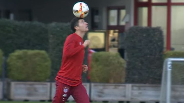 Lewandowski držao loptu na glavi i plesao