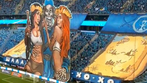 Pirat, flaša ruma i dvije amazonke: Na fudbalskim stadionima odavno nije viđene seksipilnija koreogr