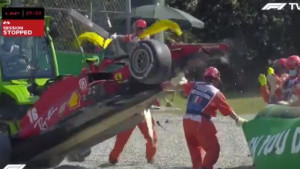 Redari uz dosta sreće izbjegli povrede kada se otkačio bolid Ferrarija