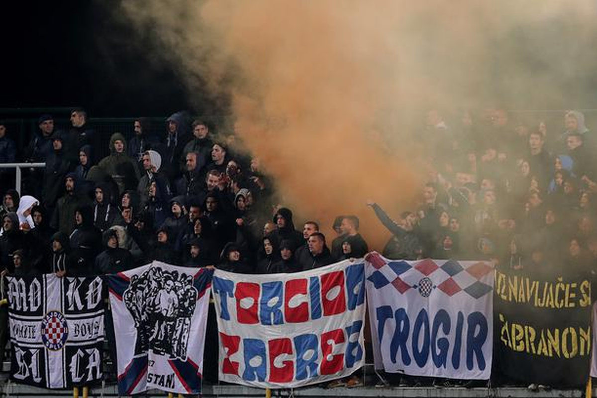 Huligani napali igrače Hajduka u Opatiji, pa počeli da bježe