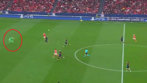 Pomračenje uma - slikoviti prikaz: Szczesny istrčao na 30 metara, saigrač mu skinuo loptu, a onda...