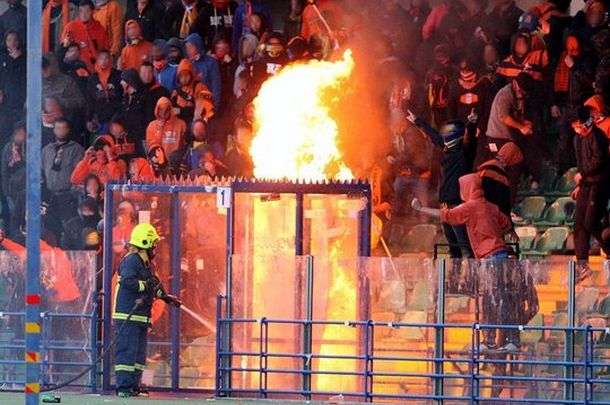 Haos na tribinama u kiparskom derbiju