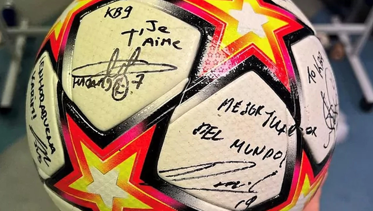 Igrači Reala na lopti pisali poruke Benzemi, one od Modrića i Jovića su posebne