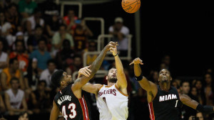 Cleveland "počistio" i ponizio MIami, Ratnici došli do meč lopte