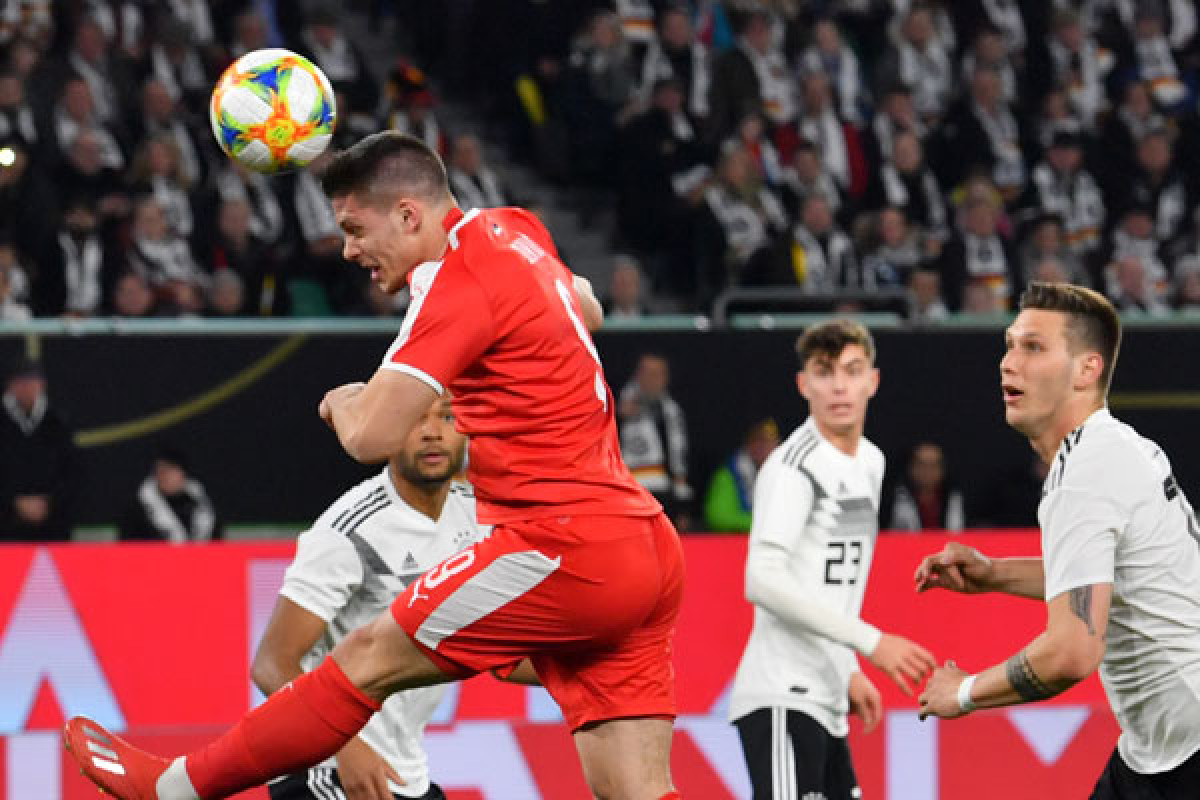 Novi preokret u sapunici zvanoj Luka Jović: Eintracht saopštio cijenu napadača, klubovi odustaju?