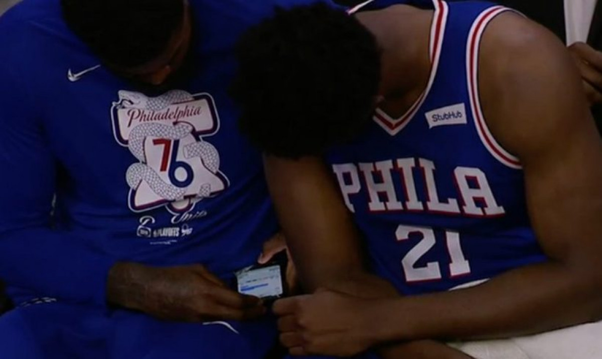Igrači Philadelphije za vrijeme utakmice protiv Netsa gledali u mobitel